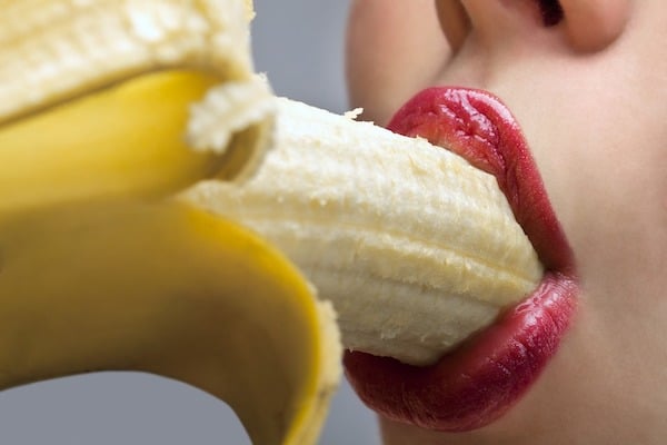 femme suce banane